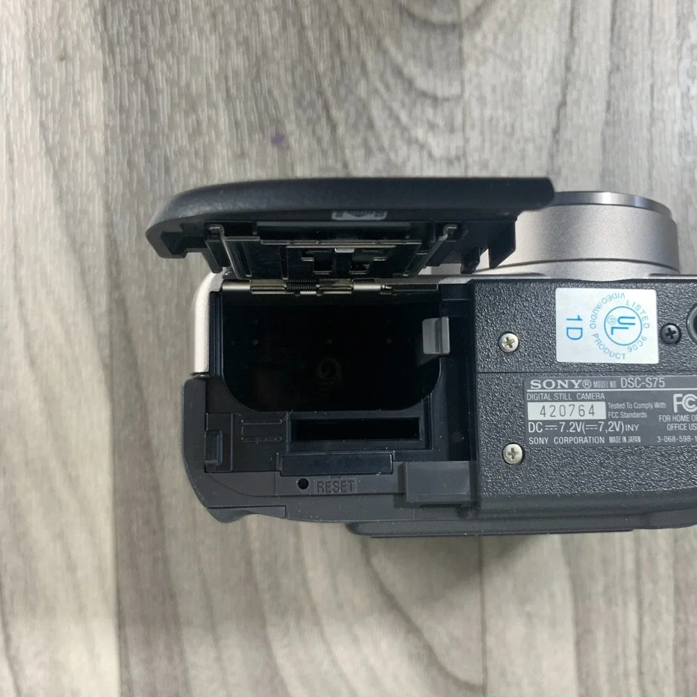 Sony Cyber-Shot DSC-S75 3.3MP Compact Digital Camera Charger & Battery FOR PARTS